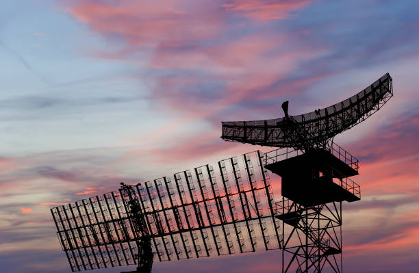 radares de defensa aérea de sistemas antiaéreos móviles militares, industria militar moderna en el cielo naranja del atardecer, rusia - defense industry audio fotografías e imágenes de stock