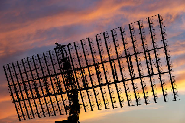 radares de defensa aérea de sistemas antiaéreos móviles militares, industria militar moderna en el cielo naranja del atardecer, rusia - defense industry audio fotografías e imágenes de stock