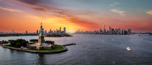 statua della libertà - new york city panoramic statue of liberty skyline foto e immagini stock