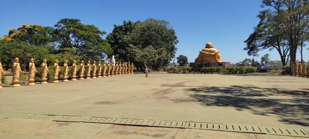 Image of the explanade of the buddish statues in Foz do Iguaçu