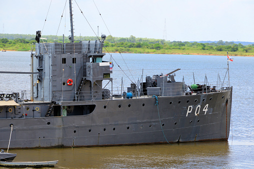 Asunción, Paraguay: old river gunboat moored on the Paraguay river / Asunción bay - river patrol boat P04 ARP Teniente Fariña, converted from an Argentine minesweeper, the ARA Comodoro Py - used as a river patrol craft that could carry naval mines, armed with one quad 40 mm mount and the two machine guns - Bouchard-class minesweeper, designed and built in Argentina. The Paraguayan Navy protects Paraguay's waters despite not having direct access to the sea. It has gone to war on two occasions: in the War of the Triple Alliance (1864–1870) against Brazil, Argentina and Uruguay and the Chaco War against Bolivia.