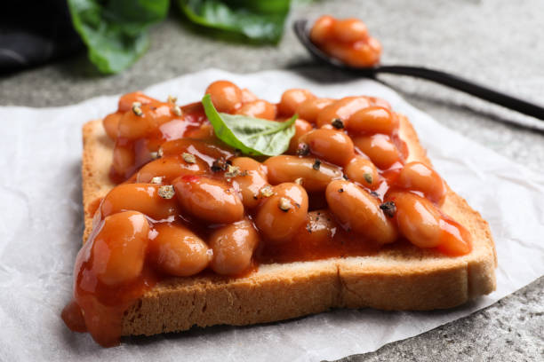 tosty z pyszną fasolą w puszkach na szarym stole, zbliżenie - toast preserves breakfast bread zdjęcia i obrazy z banku zdjęć