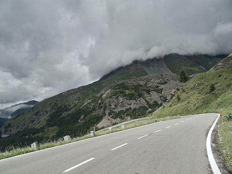 Carretera asfaltada en bosque. Camino a las montañas. Carretera de Alpen photo