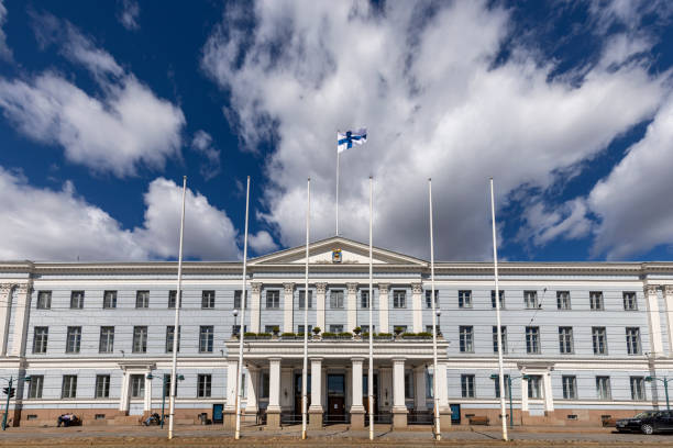 drapeau finlandais flottant au-dessus de l’hôtel de ville d’helsinki - place mat photos et images de collection