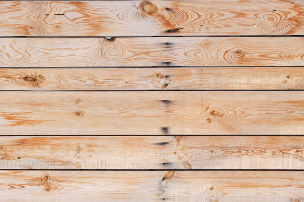 sfondo in legno di tavole di pino orizzontali ricoperte di nodi. - knotted wood plank wall abstract texture foto e immagini stock