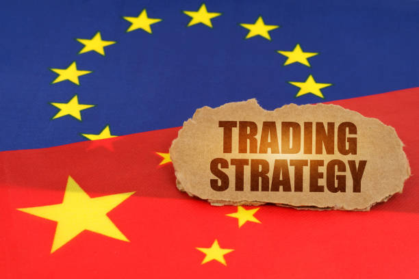 auf den flaggen chinas und der europäischen union liegt ein pappschild mit der aufschrift - handelsstrategie - european union currency order finance currency stock-fotos und bilder