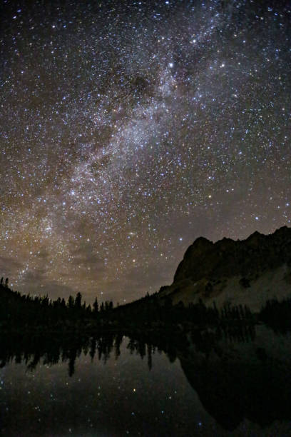 звездное небо, отраженное в озере алиса в горах соутус - sun valley idaho стоковые фото и изображения