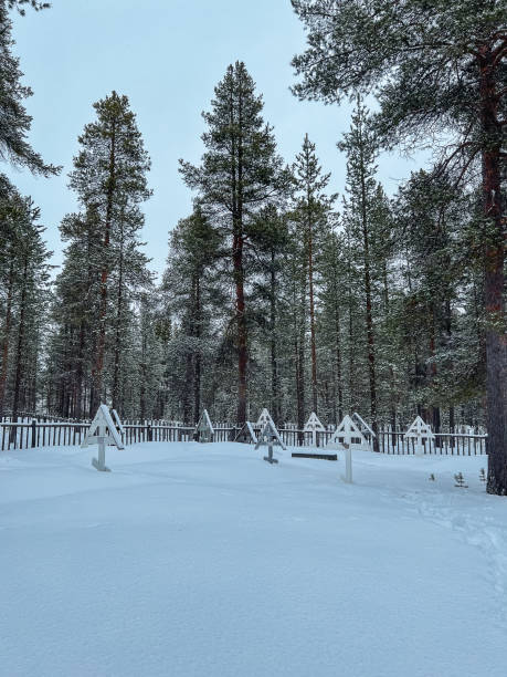 finland in winter - cabin snow finland lapland imagens e fotografias de stock