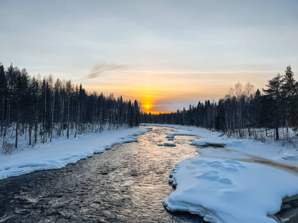 finland in winter - cabin snow finland lapland imagens e fotografias de stock