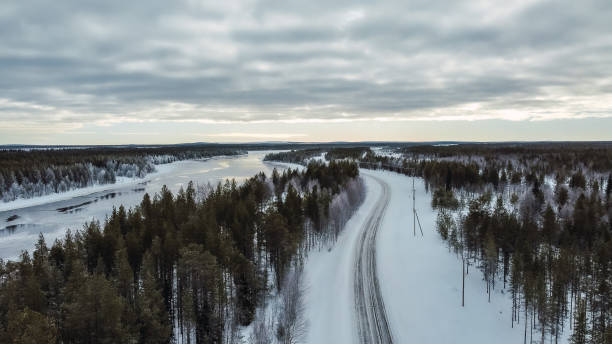 finland in winter - cabin snow finland lapland imagens e fotografias de stock