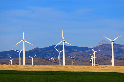 A wind turbine is a device that converts the kinetic energy of wind into electrical energy in installations known as wind farms.