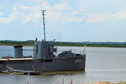 Asunción, Paraguay: old river gunboat moored on the Paraguay river / Asunción bay - river patrol boat P04 ARP Teniente Fariña, converted from an Argentine minesweeper, the ARA Comodoro Py - used as river patrol craft that could deploy naval mines, armed with one quad 40 mm mount and the two machine guns - Bouchard-class minesweeper, designed and built in Argentina.
