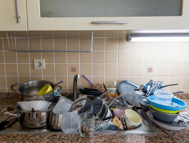 vista de cerca de platos sucios en el fregadero de la cocina - trabajo pesado fotografías e imágenes de stock