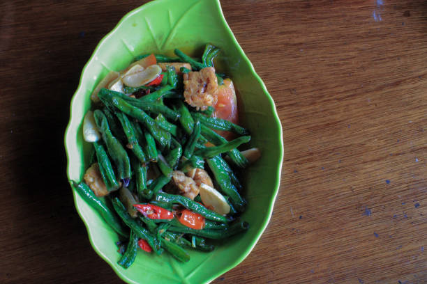 stir-fry long beans and tomatoes in plate This vegetable dish is very popular in Asia, especially Indonesia, with spices rich in spices organic red cowpea beans stock pictures, royalty-free photos & images