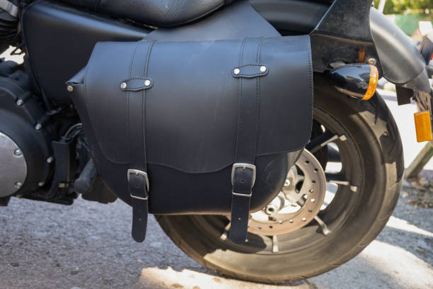 할리를위한 가죽 빈티지 블랙 안장 가방 오토바이의 측면 뒷면에 수하물을 보관하여 전시회에 갈 수 있습니다. - saddlebag 뉴스 사진 이미지