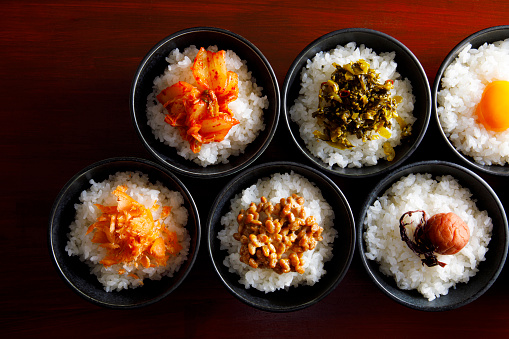 Japanese recipes that can be quickly prepared by simply placing a side dish on top of rice.