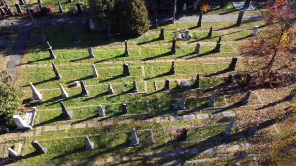 arial drohnen-blickflug über alten friedhof mit grabsteinen, grabsteinen, pfeilen - san francisco national military cemetery stock-fotos und bilder