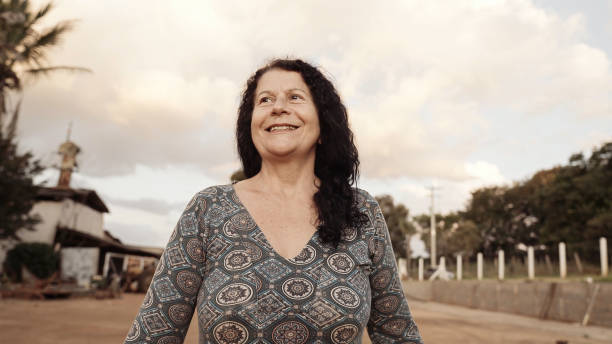 mulher latino-brasileira sorridente na fazenda. alegria, positivo e amor. - povo brasileiro - fotografias e filmes do acervo