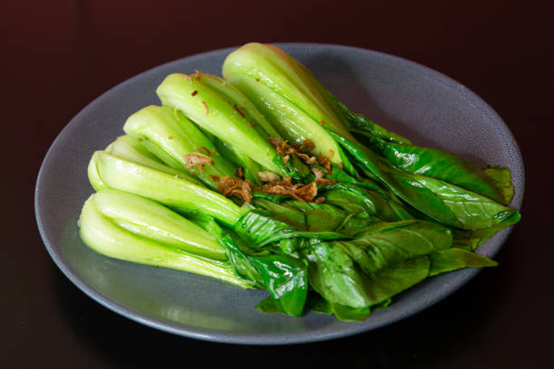 bok choy salteado de cocina gourmet asiática tradicional cantonesa yum-cha - bok choy fotografías e imágenes de stock