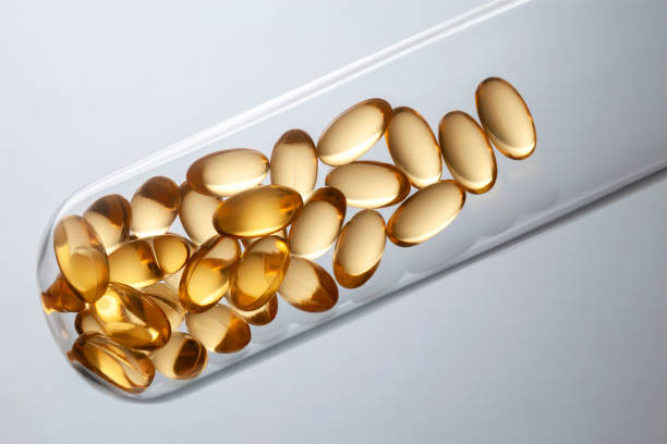 pílulas em vidro contêiner - fish oil healthy eating capsule isolated - fotografias e filmes do acervo