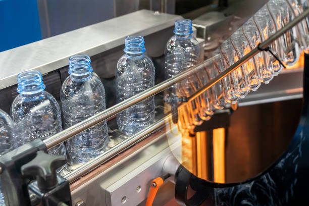 飲料水工場でのペットボトルのプラスチック加工の抽象的なシーン。 - bottling plant bottle filling production line ストックフォトと画像