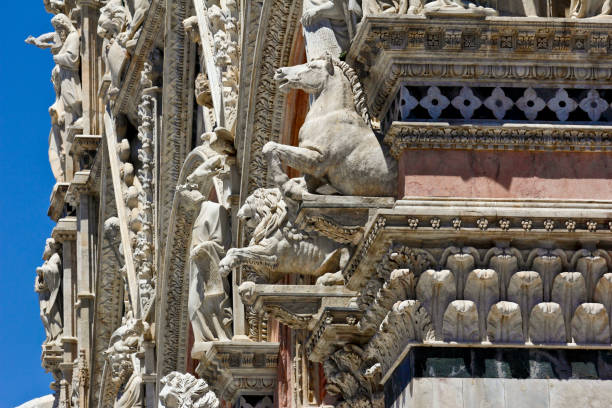 The Cathedral of Siena is located in the homonymous square located above Piazza del Campo, it is a beautiful Gothic-style complex that houses a large number of treasures by Donatello, Pisano and Michelangelo but also frescoes by the famous Pinturicchio.