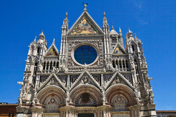 The Cathedral of Siena is located in the homonymous square located above Piazza del Campo, it is a beautiful Gothic-style complex that houses a large number of treasures by Donatello, Pisano and Michelangelo but also frescoes by the famous Pinturicchio.