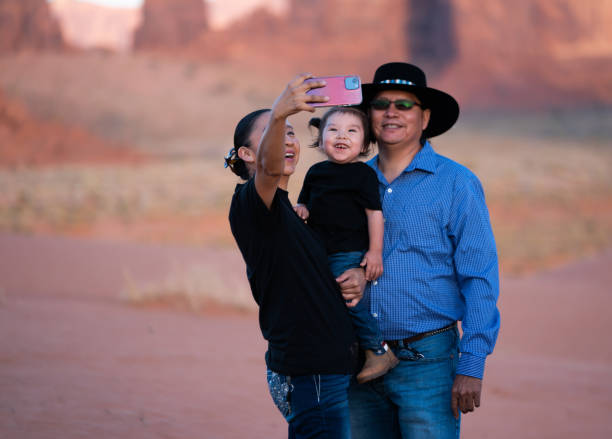 familia con niño pequeño tomando una selfie con un teléfono inteligente - navajo fotografías e imágenes de stock