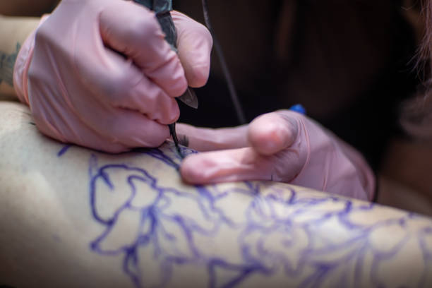 Tattooing the external line of the design
