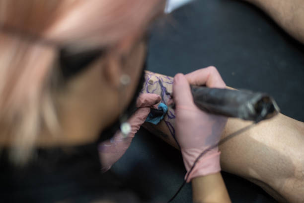 istock Tattooing the external line of the design 1396411029
