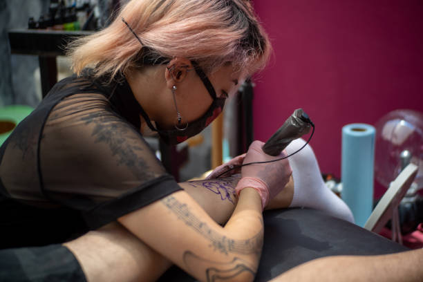 istock Tattooing the external line of the design 1396411236