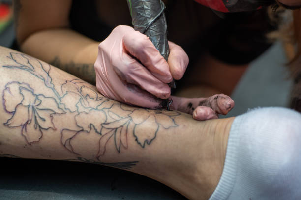 istock Tattooing the external line of the design 1396411430