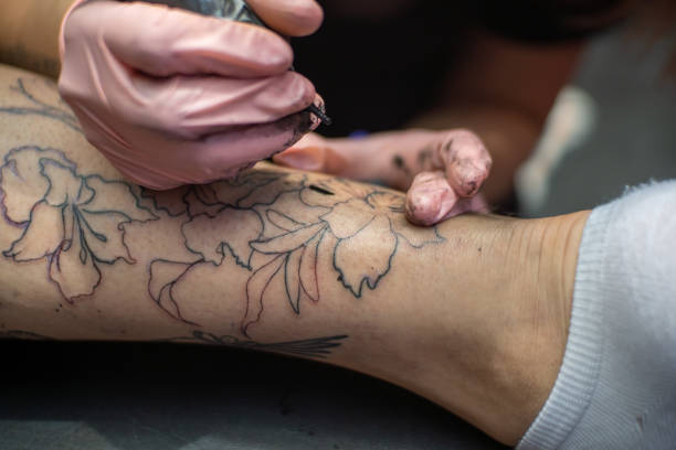 istock Tattooing the external line of the design 1396411432