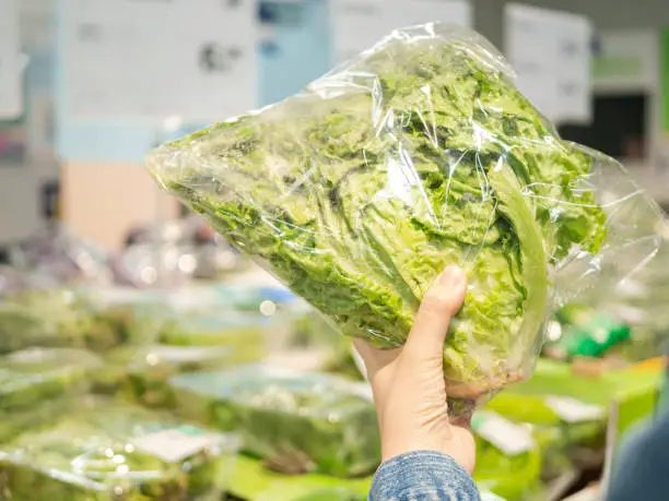 Choose Fresh Vegetables in Supermarkets
