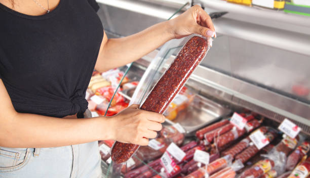 mujer caucásica comprando salchichas en supermercado. - 11981 fotografías e imágenes de stock