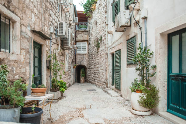 istock Narrow Inner mediterranean style yard in Dubrovnik 1396435945