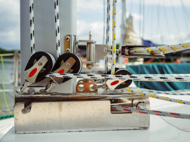 segelboot detail des mastes - schwanenhals, nahaufnahme - cable winch sailing yacht sport stock-fotos und bilder