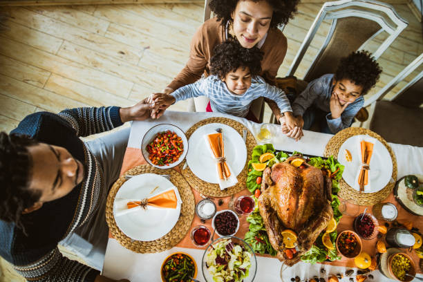 ¡rezando antes del almuerzo de acción de gracias! - family thanksgiving dinner praying fotografías e imágenes de stock