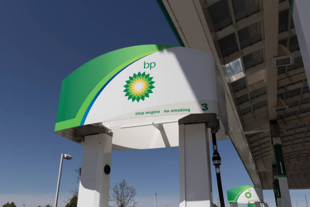 bp 소매 주유소. bp와 영국 석유는 런던에 본사를 둔 글로벌 영국 석유 및 가스 회사입니다. - bp plc 뉴스 사진 이미지