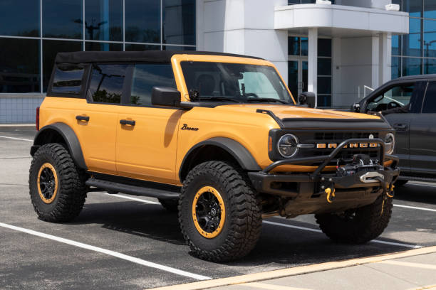 used ford bronco display at a dealership. with supply issues, ford is buying and selling many pre-owned cars to meet demand. - domestic car color image horizontal car imagens e fotografias de stock