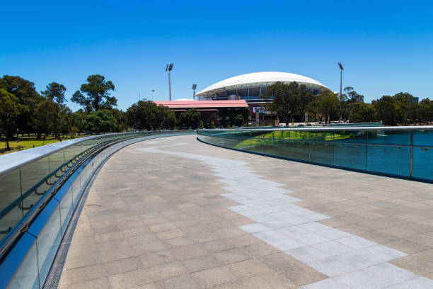 trilha através do maior rio da capital da austrália do sul, para um estádio popular para críquete e futebol australiano - oval cricket ground - fotografias e filmes do acervo