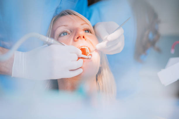 nahaufnahme eines zahnärztlichen drill-verfahrens beim zahnarzt - dentist office dental hygiene dentists chair human teeth stock-fotos und bilder