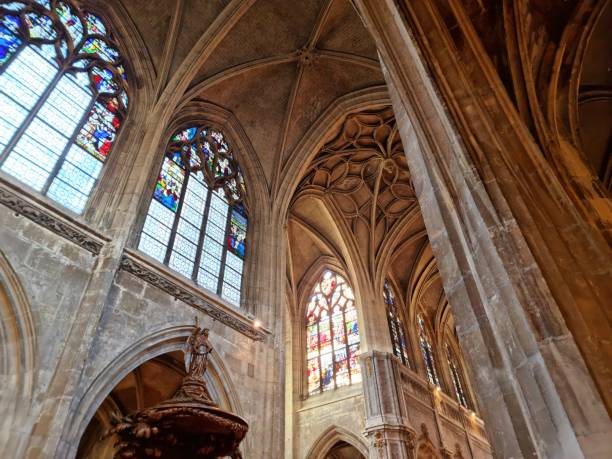 la iglesia de saint-merri - iluminación de techo abovedado fotografías e imágenes de stock