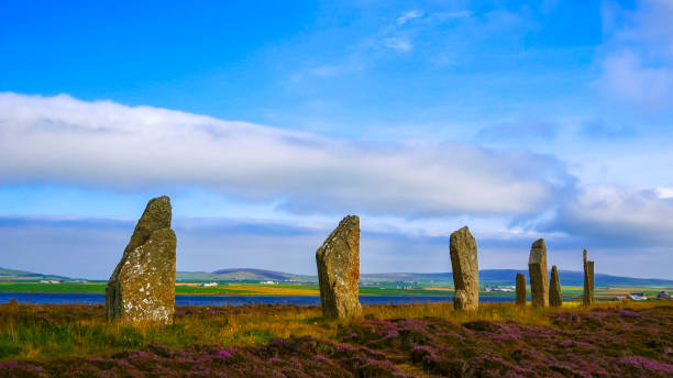 las piedras de pie de stenness - megalith fotografías e imágenes de stock