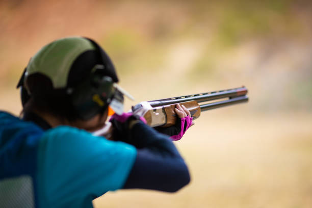 tirador deportivo de skeet de arcilla - skeet shooting shooting clay target shooting fotografías e imágenes de stock