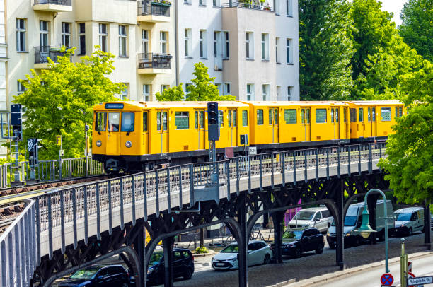поезд метро в берлине - berlin kreuzberg фотографии стоковые фото и изображения