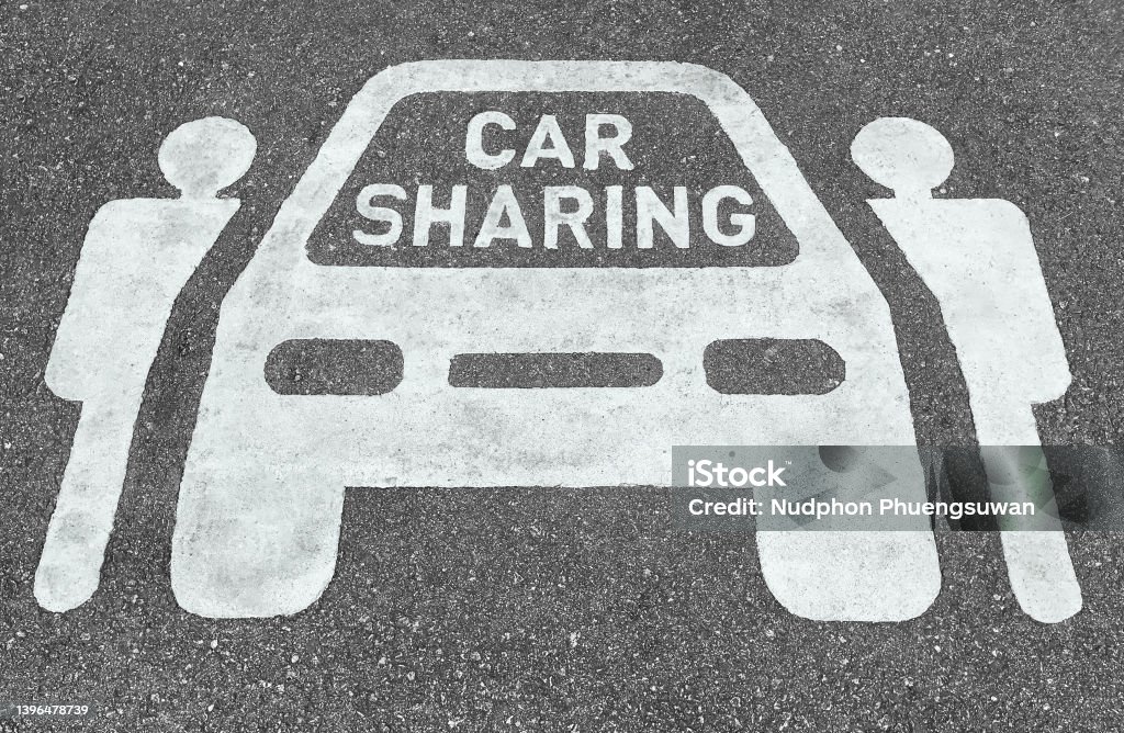 Carsharing-Parksymbole auf Asphaltstraße gemalt. Carsharing-Service oder Mietkonzept. Sharing Economy und kollaborativer Konsum. - Lizenzfrei Carsharing Stock-Foto