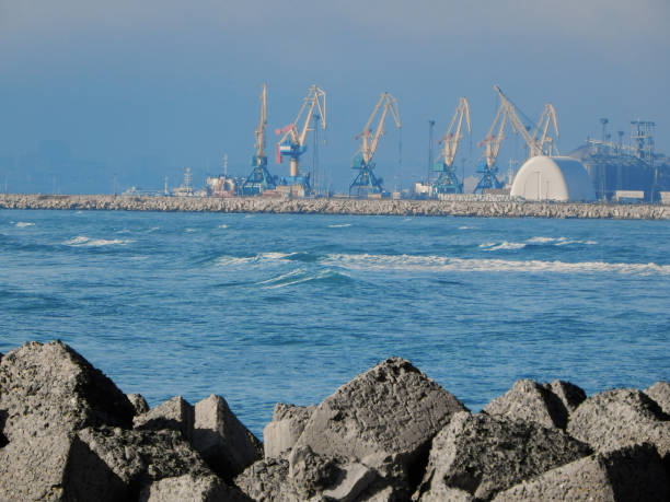 porto di aktau. kazakhstan. - sea defence concrete foto e immagini stock