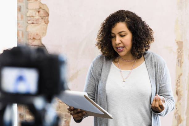 giovane donna adulta in piedi davanti alla telecamera per l'audizione - audition foto e immagini stock