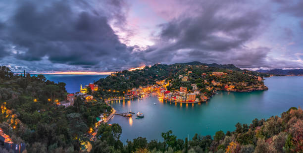 portofino, village de pêcheurs italien et commune de la ville métropolitaine de gênes - townscape land natural land state landscape photos et images de collection